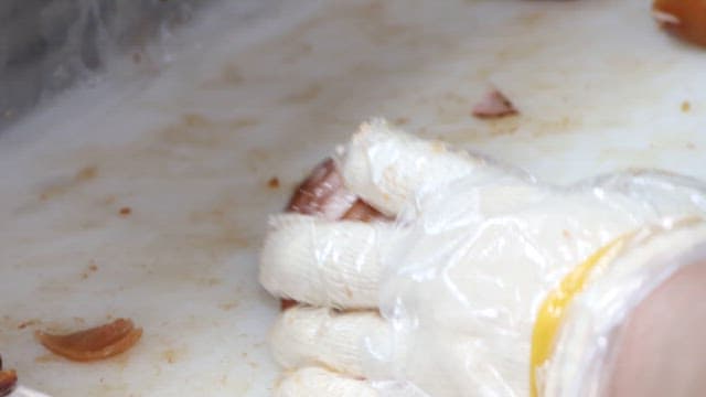 주방에서 윤기 나는 족발 썰기