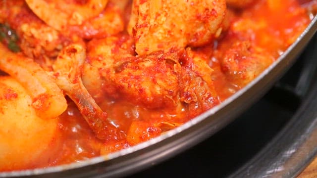 Spicy braised chicken with chicken eggs and ootheca