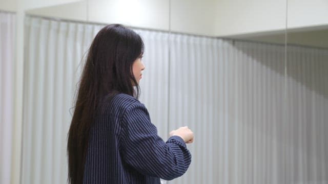 실내에서 물을 마시는 여성