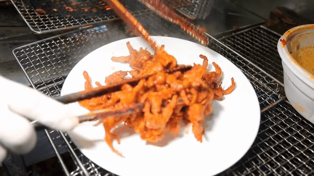 불닭발을 접시에 담는 장면