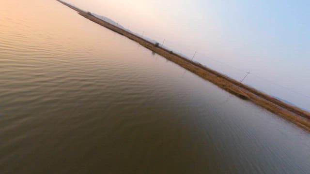 시골 풍경 위로 지는 석양 풍경