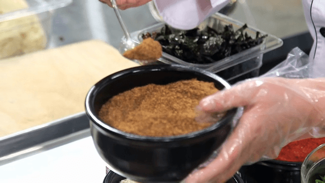 들깨가루를 첨가할 준비를 하는 사람