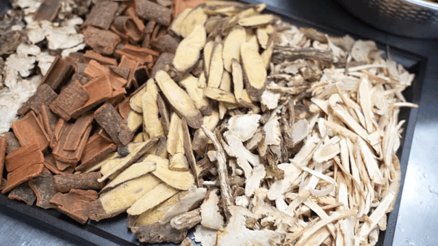 쟁반 위의 다양한 말린 약재