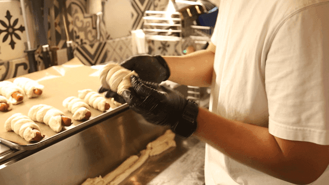 소시지빵을 만드는 제빵사