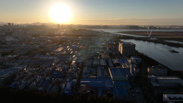 바다를 끼고 있는 산업단지의 일몰