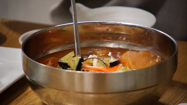 가지가 들어간 먹음직스러운 냉라면