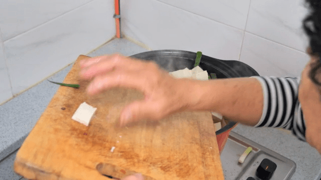 두부와 채소를 찌개에 넣는 장면