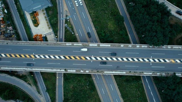 여러 대의 차들이 지나가는 고속도로와 고가도로