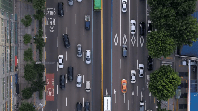 여러 대의 차량으로 붐비는 도로