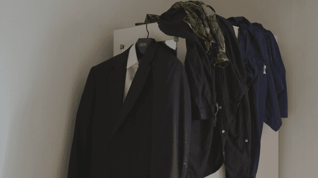 옷장에 걸린 다양한 옷들