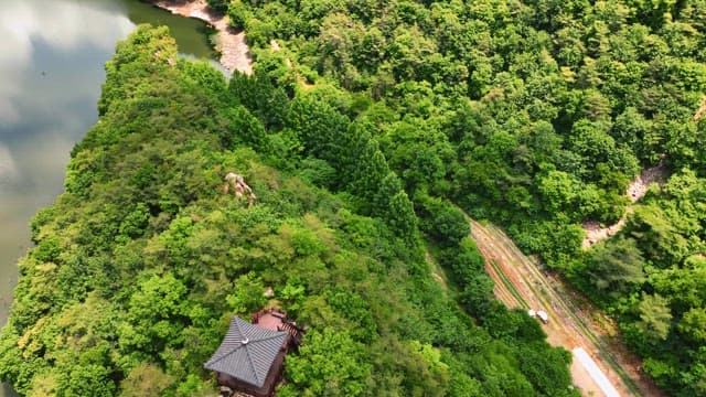 고요한 강이 있는 푸른 산