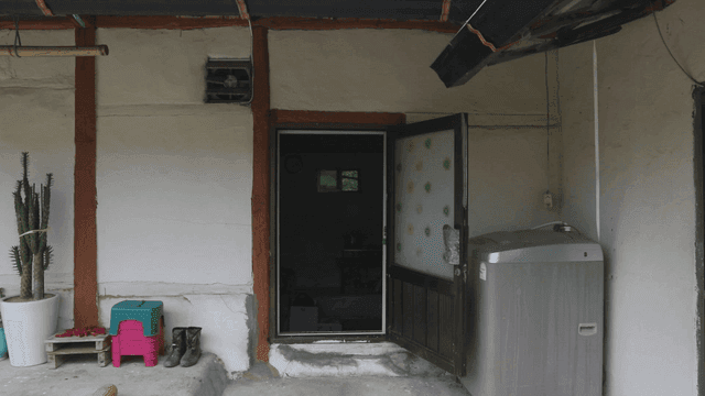 문이 열린 시골 입구