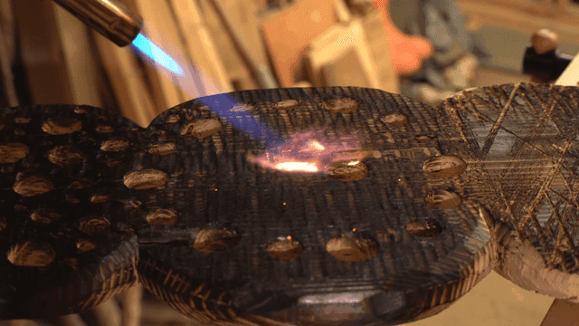 토치로 나무 태우기 과정