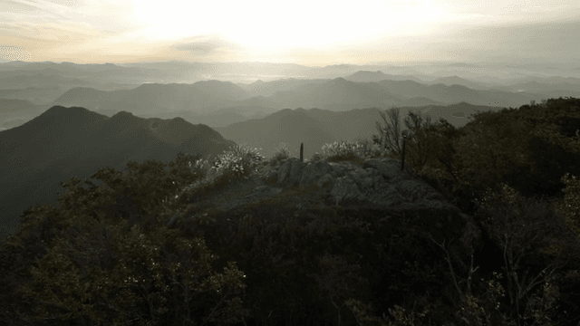 고요한 산 풍경 위로 떠오르는 일출
