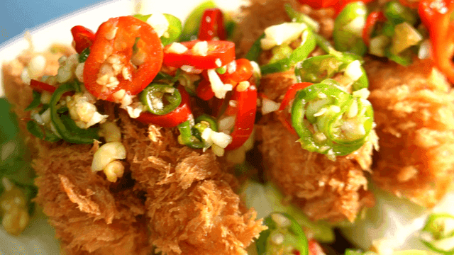 고추가 올려진 바삭한 유린복 튀김 요리