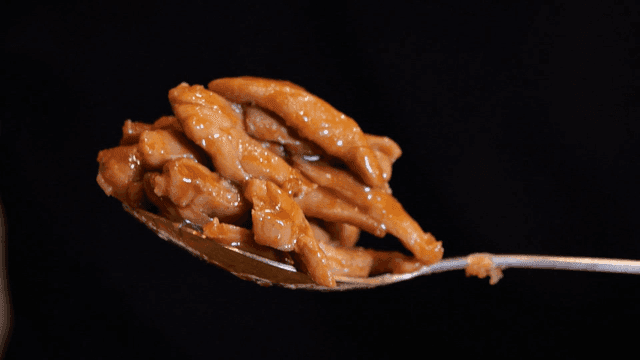 윤기가 흐르는 닭고기 한 숟가락