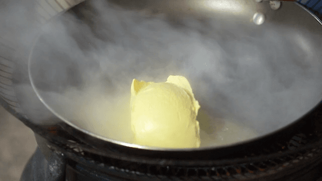 프라이팬에서 녹는 버터