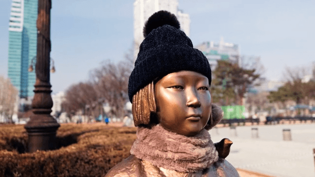 도시 공원에 있는 청동 조각상