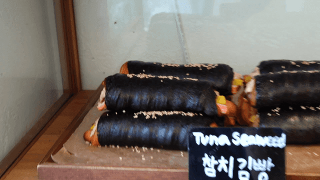 쟁반에 진열된 참치 김밥 모양 빵