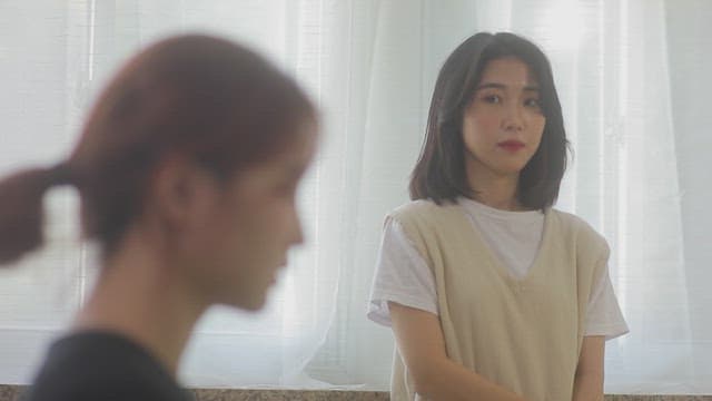 부드럽게 햇빛이 비치는 방에 있는 두 여자