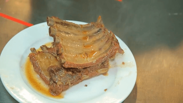 흰 접시에 담긴 조리된 갈비