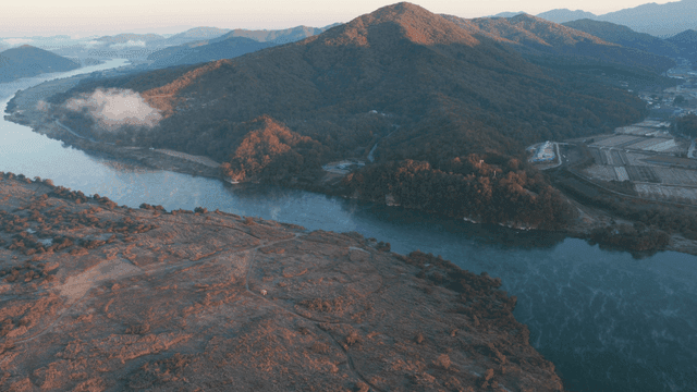 새벽 안개 낀 강 풍경