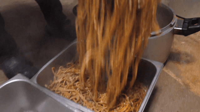 냄비에서 트레이로 옮기는 한국식 고구마순 무침