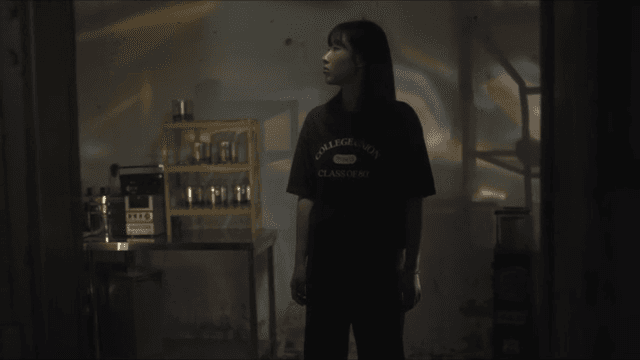 어두운 방에서 두리번 거리는 여성