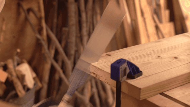 작은 톱으로 나무를 자르는 모습