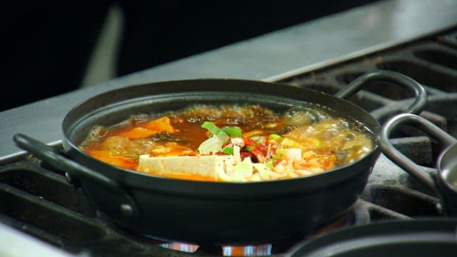 식당 주방에서 끓고 있는 갓김치찌개