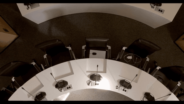 의자와 마이크가 있는 대학교의 방송실