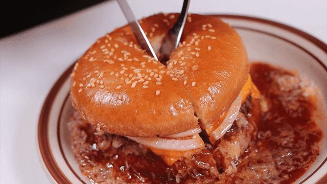 칼과 포크로 자르는 햄버거