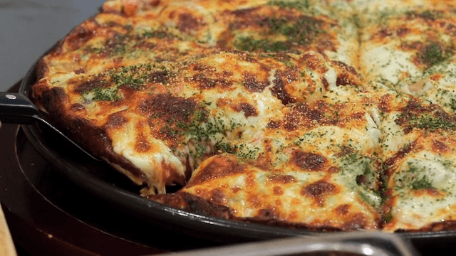 치즈가 늘어나는 피자 조각