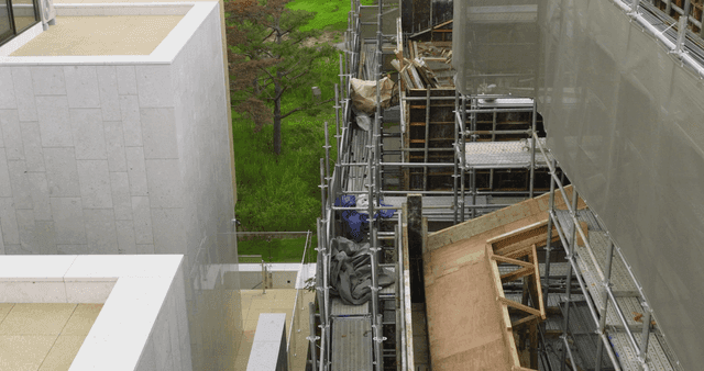 비계가 설치된 건물 공사 현장