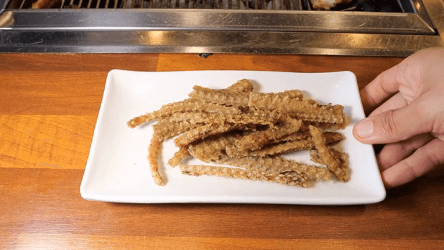 흰 접시에 담긴 장어 뼈 튀김