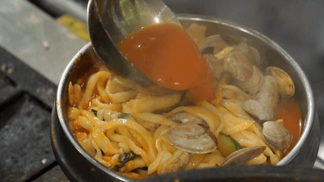 그릇에 담긴 바지락이 들어간 얼큰 칼국수