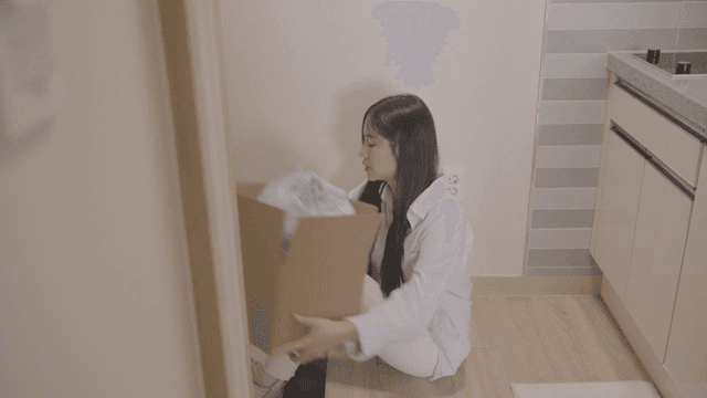 집에서 분리수거하러 나가는 여성