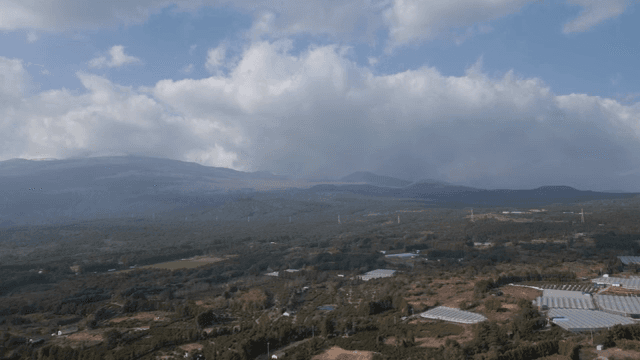 산과 농경지의 광활한 풍경