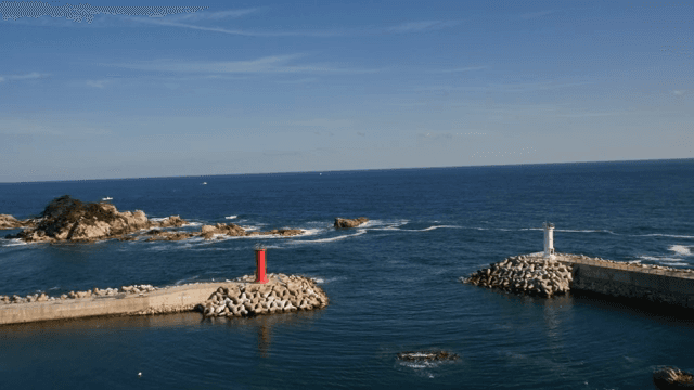 빨간색과 흰색 등대가 있는 해안 풍경