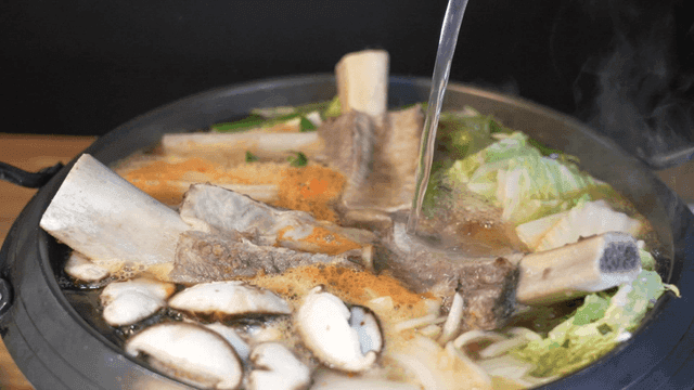 Galbi Jeongol with broth poured from kettle