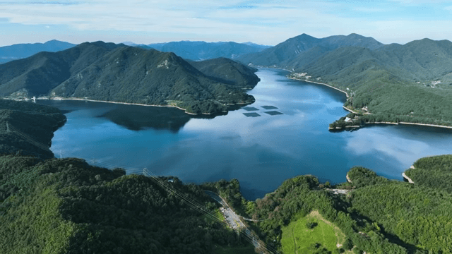 푸른 산으로 둘러싸인 고요한 호수