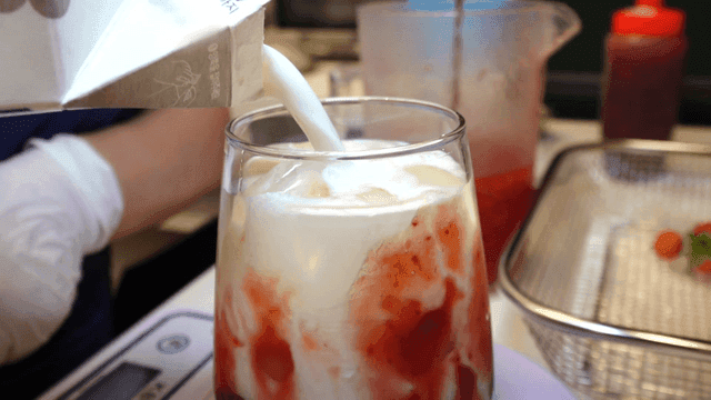 유리컵에 제조중인 딸기라떼