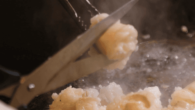 Steaming grilled large intestine dish