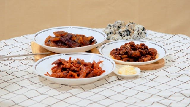 맥주잔을 부딪히며 건배하는 사람들