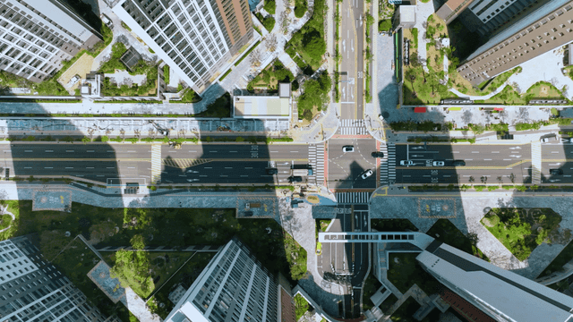 현대 도시 교차로의 항공 뷰