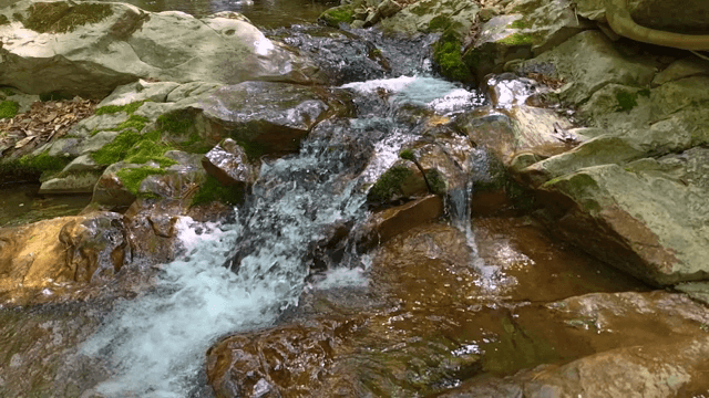 바위 위로 흐르는 작은 폭포