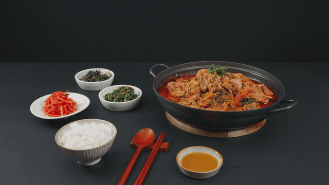 감자탕과 반찬이 차려진 식탁