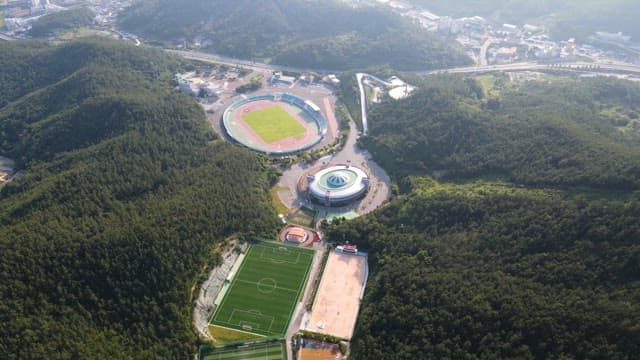 스포츠 시설이 있는 도시의 전경