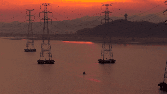 송전선이 있는 강 위의 일몰