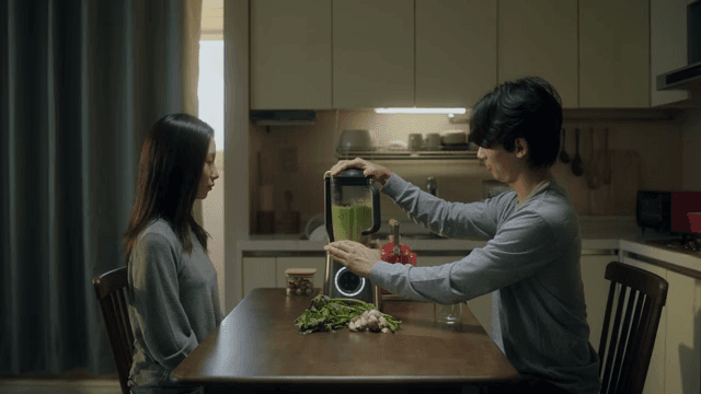 부엌에서 착즙 주스를 만드는 커플